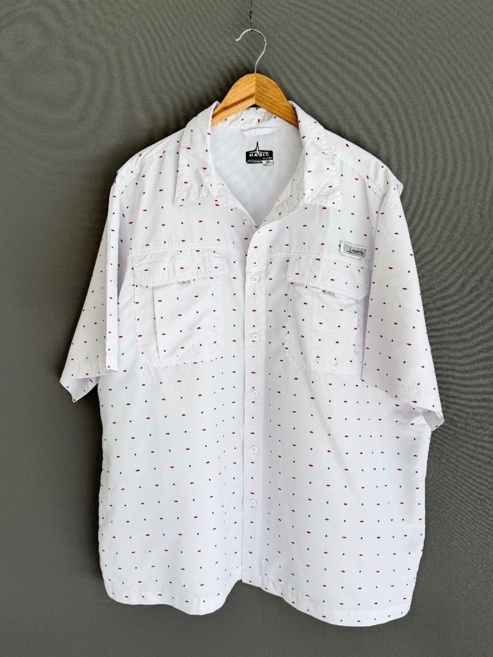 HABIT Men’s 2XL White Short Sleeve Vented Fishing Shirt Red Fish Blue Star Print
